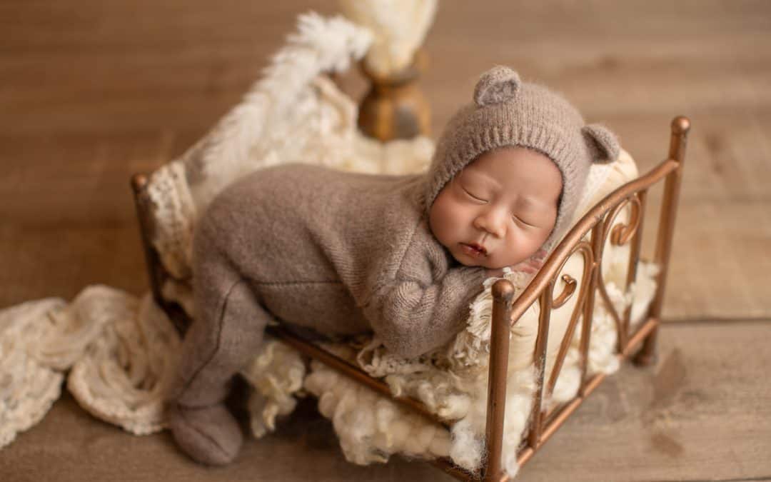 Studio vs. Lifestyle: Choosing the Right Newborn Photography Experience in Edmonton