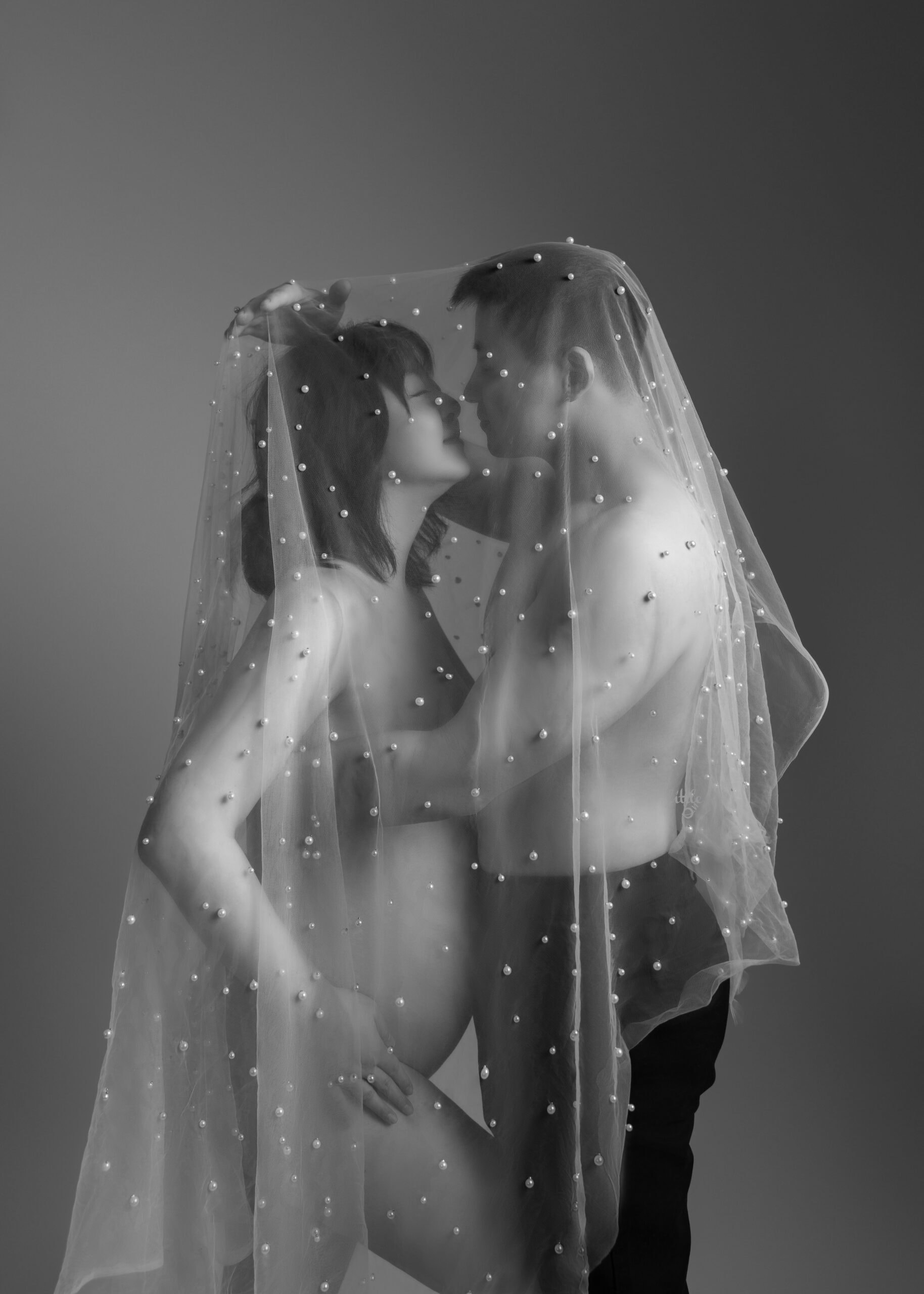 Paretns-to-ne are taking luxury maternity photoshoot in EDmonton for a high-end nude pose.