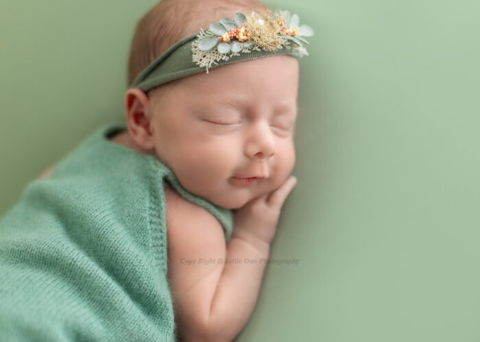Macro newborn photo of tiny hands taken by an Edmonton newborn photographer